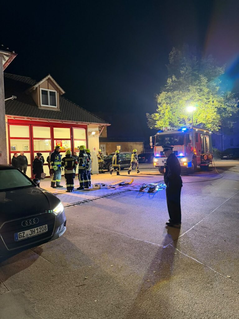 Der Gruppenführer gibt an der Bereitstellung Plane einen Befehl an den Angriffstrupp