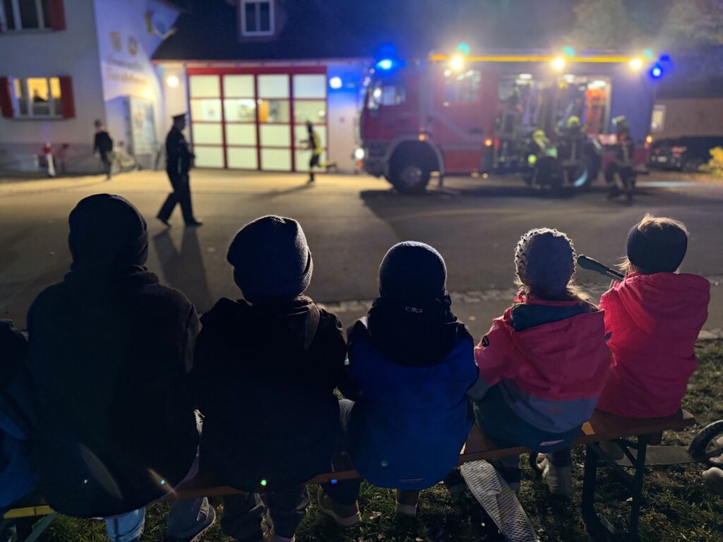 Im Vordergrund sind Kinder die gespannt die Prüfung verfolgen